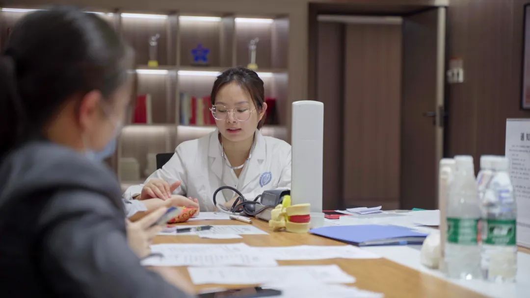 健康義診進(jìn)中庭，跟emo說拜拜