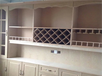 衣柜要定制的比較好還是現(xiàn)場(chǎng)做比較好？