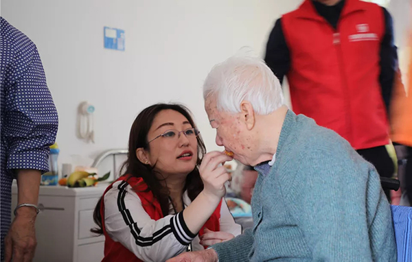 【先鋒引領，凝心聚力】三月學雷鋒，情暖敬老院